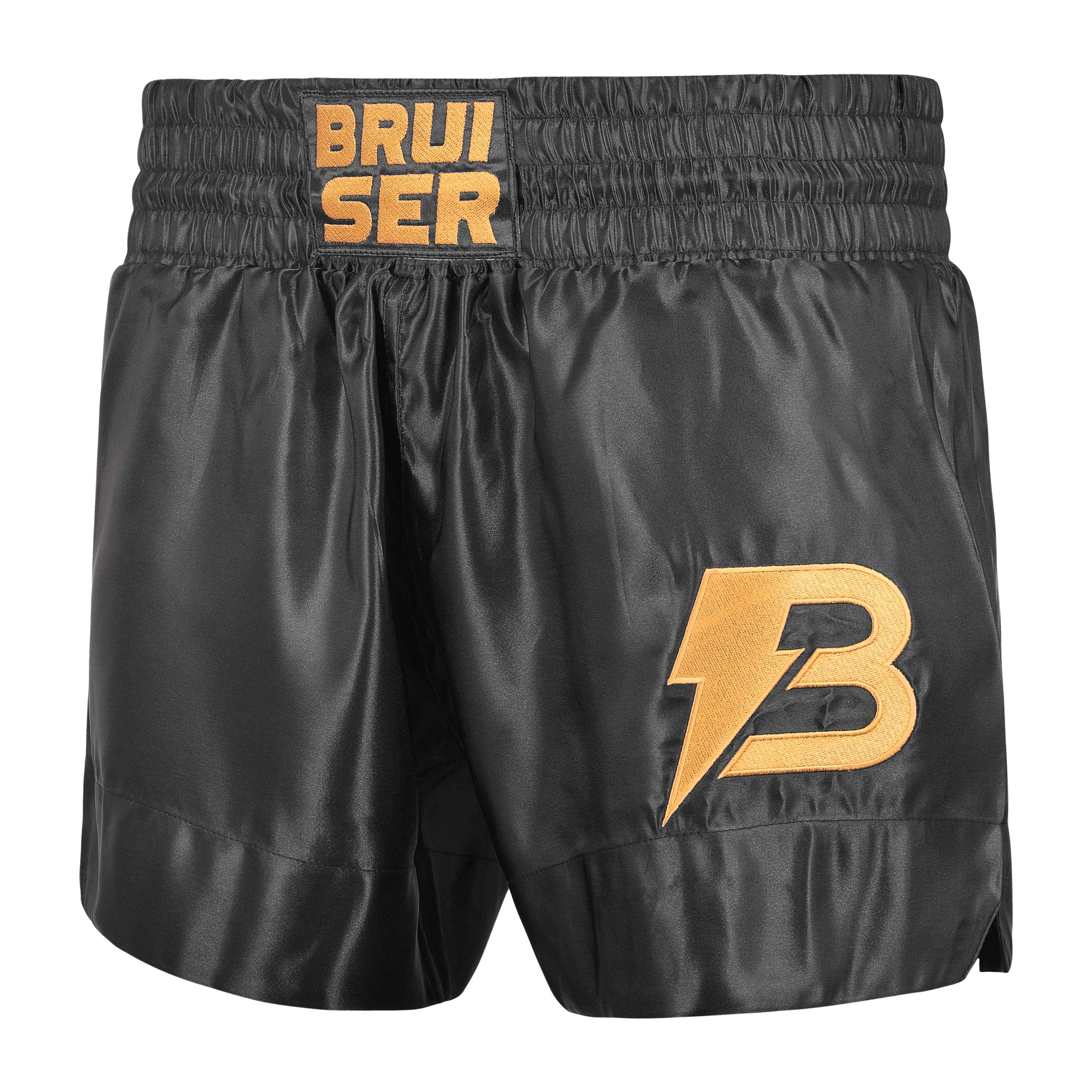 Short de Muay Thai satén color negro y dorado, logo Bruiser en el lado izquierdo en dorado. Material cómodo y transpirable con ajuste firme. Imagen frontal.