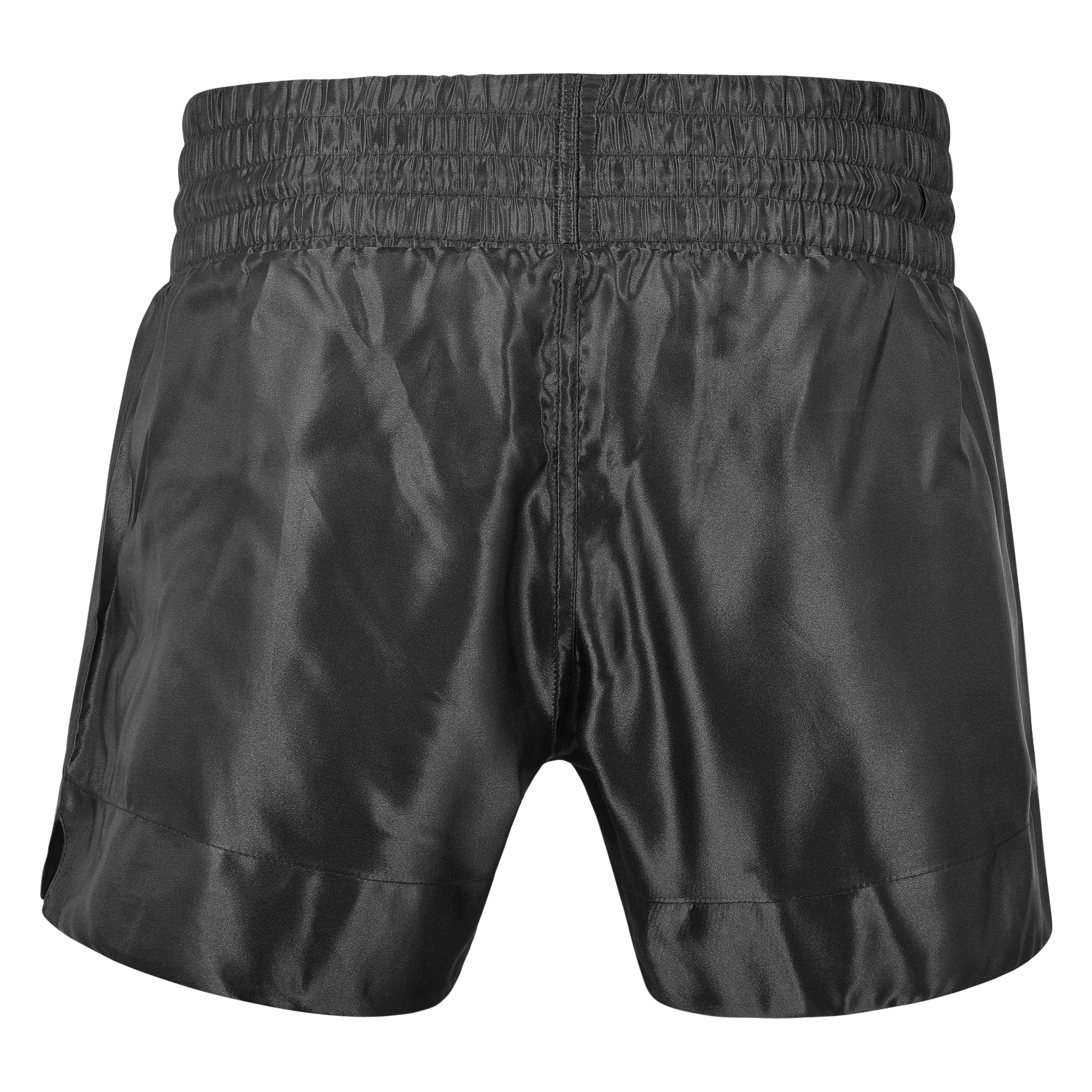 Short de Muay Thai satén color negro y dorado. Material cómodo y transpirable con ajuste firme.  Imagen frontal.