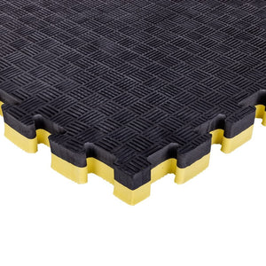Esquina de tatami puzzle 2,5cm color amarillo y negro con acabado profesional y antildeslizante. Tamaño 100x100cm con grosor de 2,5cm. Fabricado en EVA.  