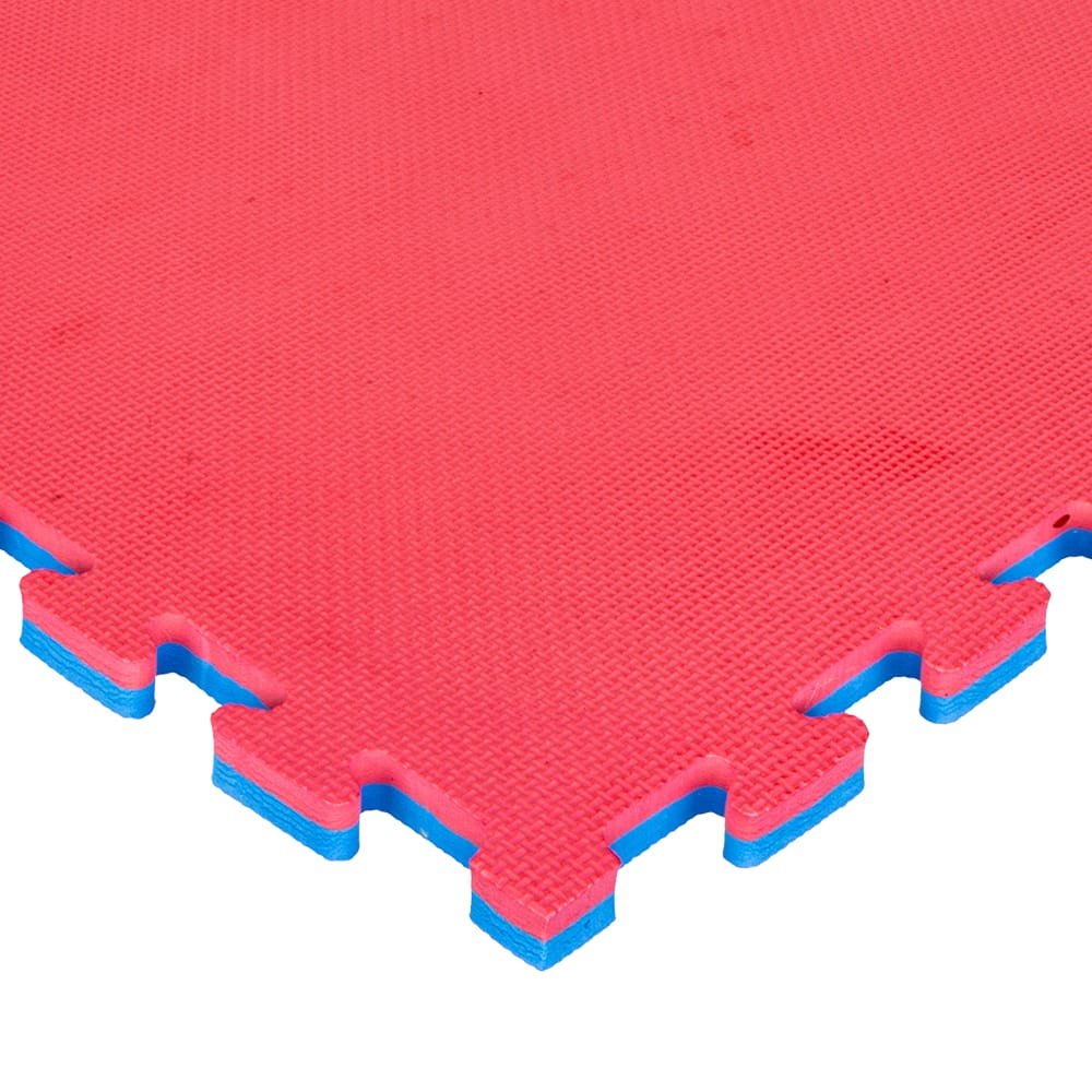 Esquina de tatami puzzle 2cm color rojo y azul con acabado profesional y antildeslizante. Tamaño 100x100cm con grosor de 2cm. Fabricado en EVA.  