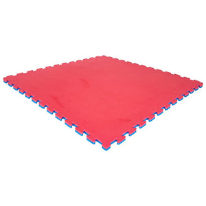 Pieza tatami puzzle 2cm color rojo y azul con acabado profesional y antildeslizante. Tamaño 100x100cm con grosor de 2cm. Fabricado en EVA.  