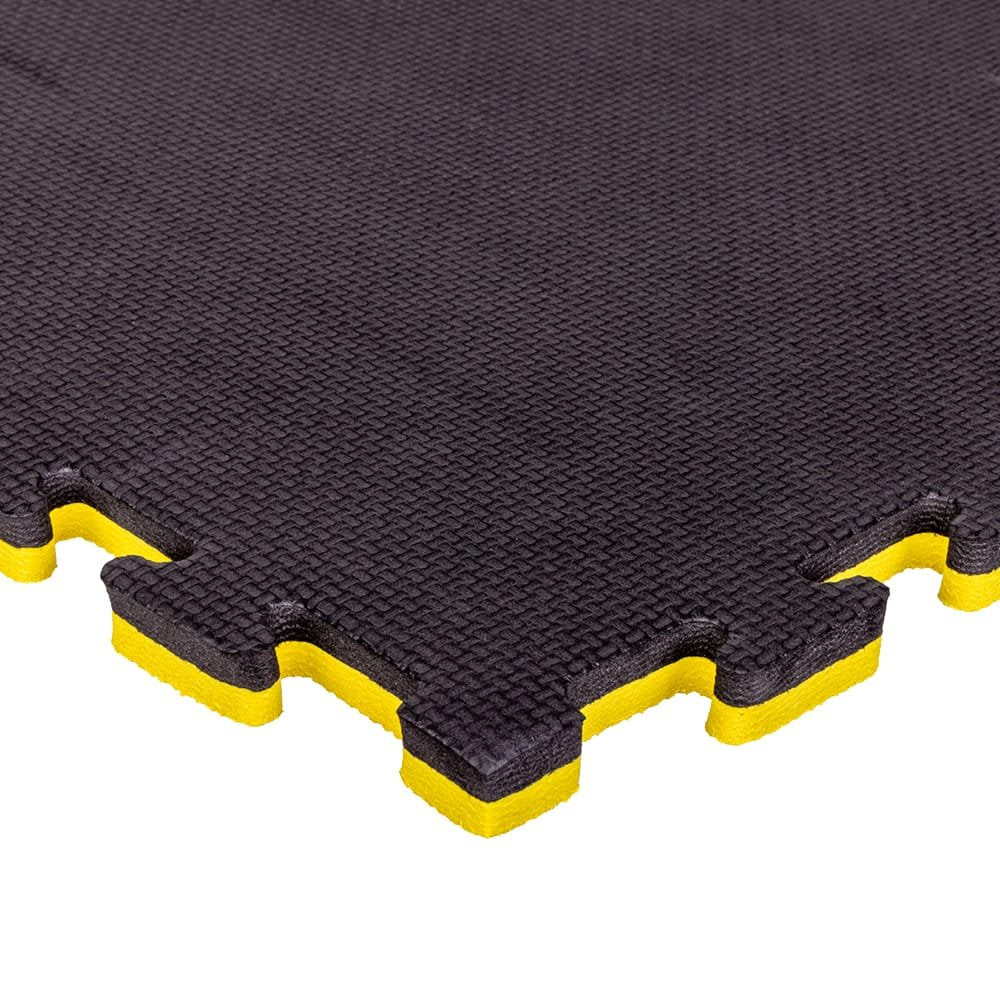 Esquina de tatami puzzle 2cm color negro y amarillo con acabado profesional y antildeslizante. Tamaño 100x100cm con grosor de 2cm. Fabricado en EVA.  