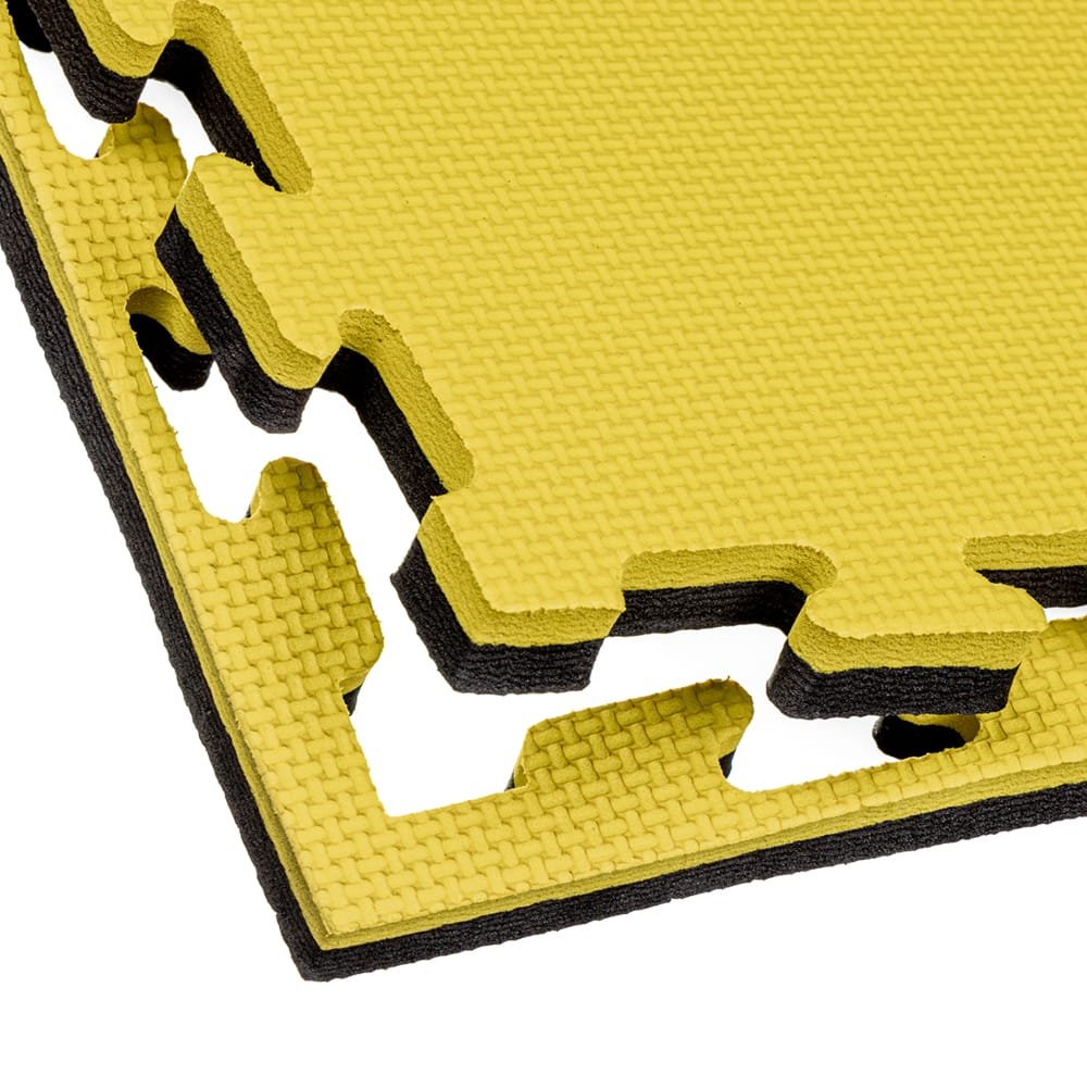 Esquina de tatami puzzle 2cm color negro y amarillo con acabado profesional y antildeslizante. Tamaño 100x100cm con grosor de 2cm. Fabricado en EVA.  