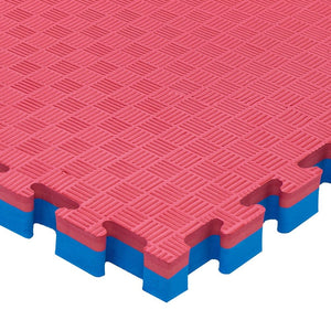 Esquina de tatami puzzle 4 cm color rojo y azul con acabado profesional y antildeslizante. Tamaño 100x100cm con grosor de 4cm. Fabricado en EVA.  