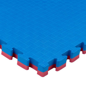 Esquina de tatami puzzle 4 cm color azul y rojo con acabado profesional y antildeslizante. Tamaño 100x100cm con grosor de 2cm. Fabricado en EVA.  