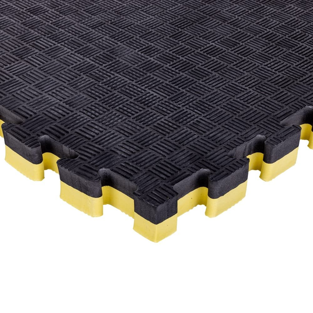 Esquina de tatami puzzle 4 cm color negro y amarillo con acabado profesional y antildeslizante. Tamaño 100x100cm con grosor de 2cm. Fabricado en EVA.  