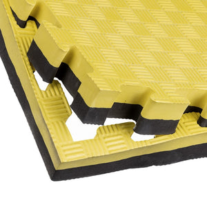 Esquina de tatami puzzle 4cm color amarillo y negro con acabado profesional y antildeslizante. Tamaño 100x100cm con grosor de 2cm. Fabricado en EVA.  