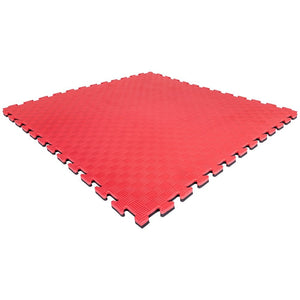 Tatami puzzle con grosor 4cm color rojo y negro reversible. Laterales lisos puzzle. Antideslizante tamaño 100x100cm. Foto completa. 