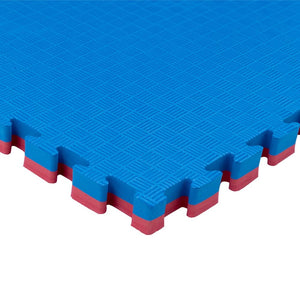 Esquina de tatami puzzle 2,5cm color azul y rojo con acabado profesional y antildeslizante. Tamaño 100x100cm con grosor de 2cm. Fabricado en EVA.  