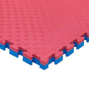 Esquina de tatami puzzle 2,5cm color rojo y azul con acabado profesional y antildeslizante. Tamaño 100x100cm con grosor de 2,5cm. Fabricado en EVA.  