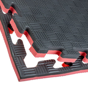 Esquina de tatami puzzle 2,5cm color rojo y negro con acabado profesional y antildeslizante. Tamaño 100x100cm con grosor de 2cm. Fabricado en EVA.  