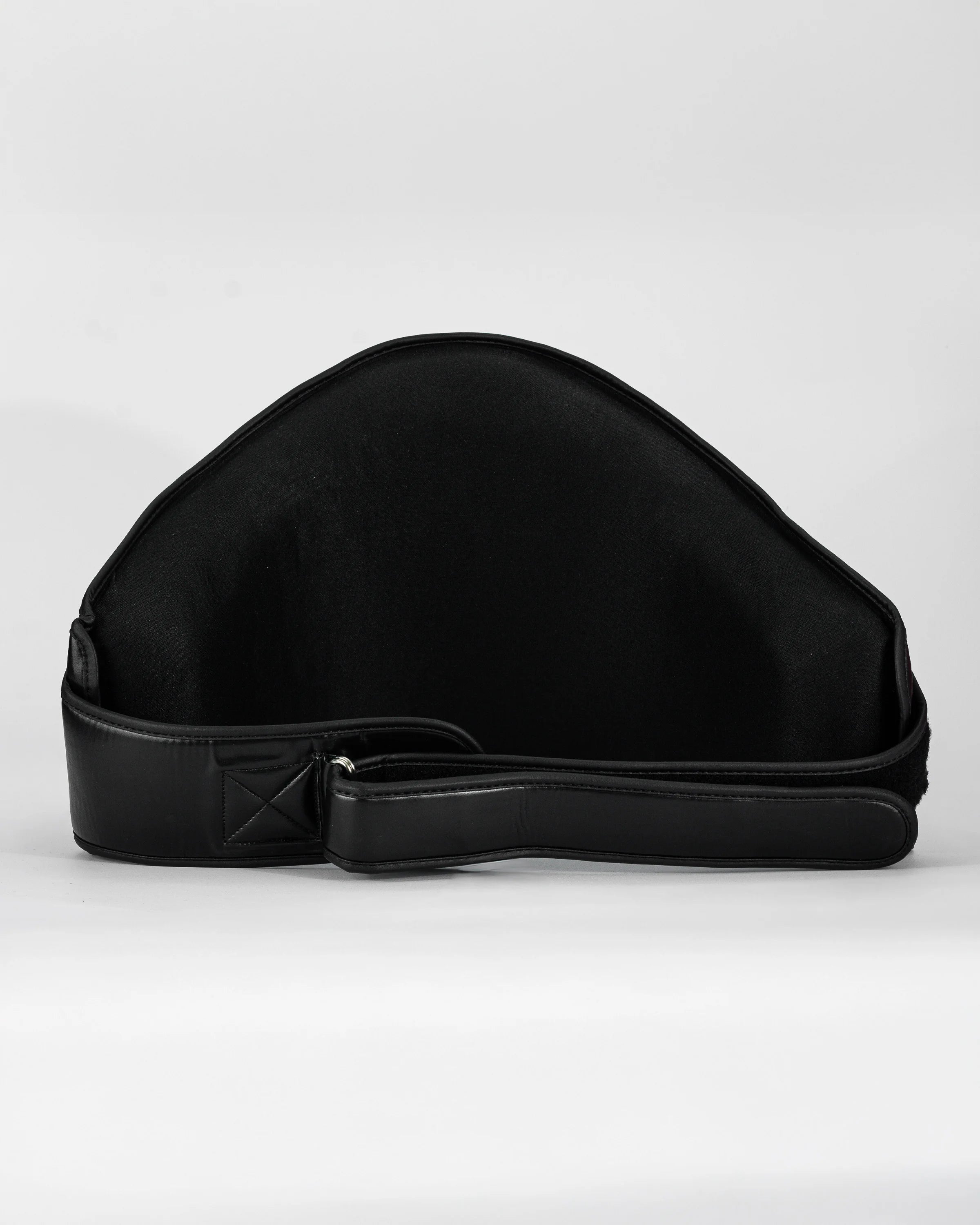 Parte trasera de ventral "TMT" color negro. Hecho con materiales premium y relleno de alta densidad. Ajuste cómodo y natural, velcro reforzado.
