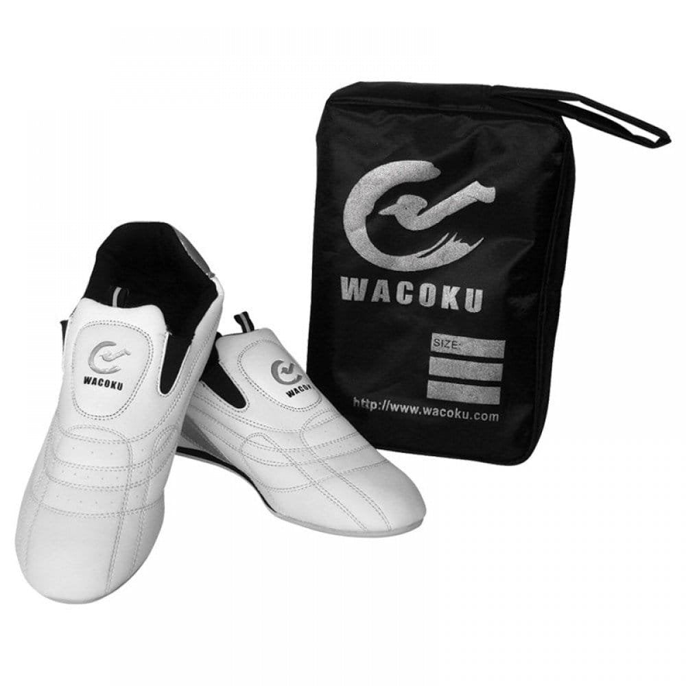 Zapatillas blancas de Taekwondo marca Wacoku junto a su bolsa color negro. 